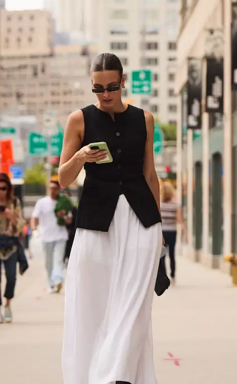 Colas en Stradivarius por esta falda larga blanca que marca cintura pero no se ciñe al cuerpo y es muy elegante