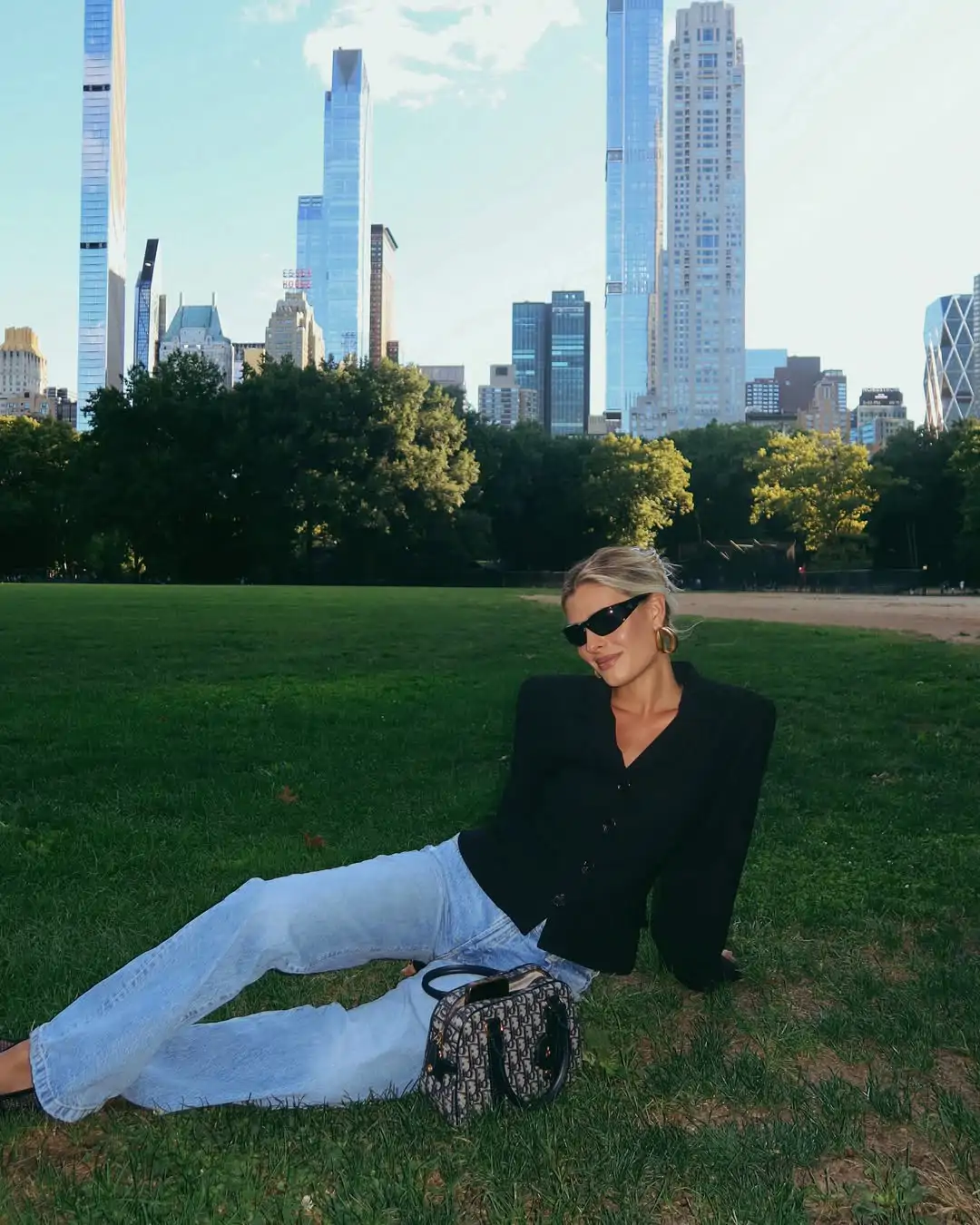 Look sofisticado con flare vaqueros