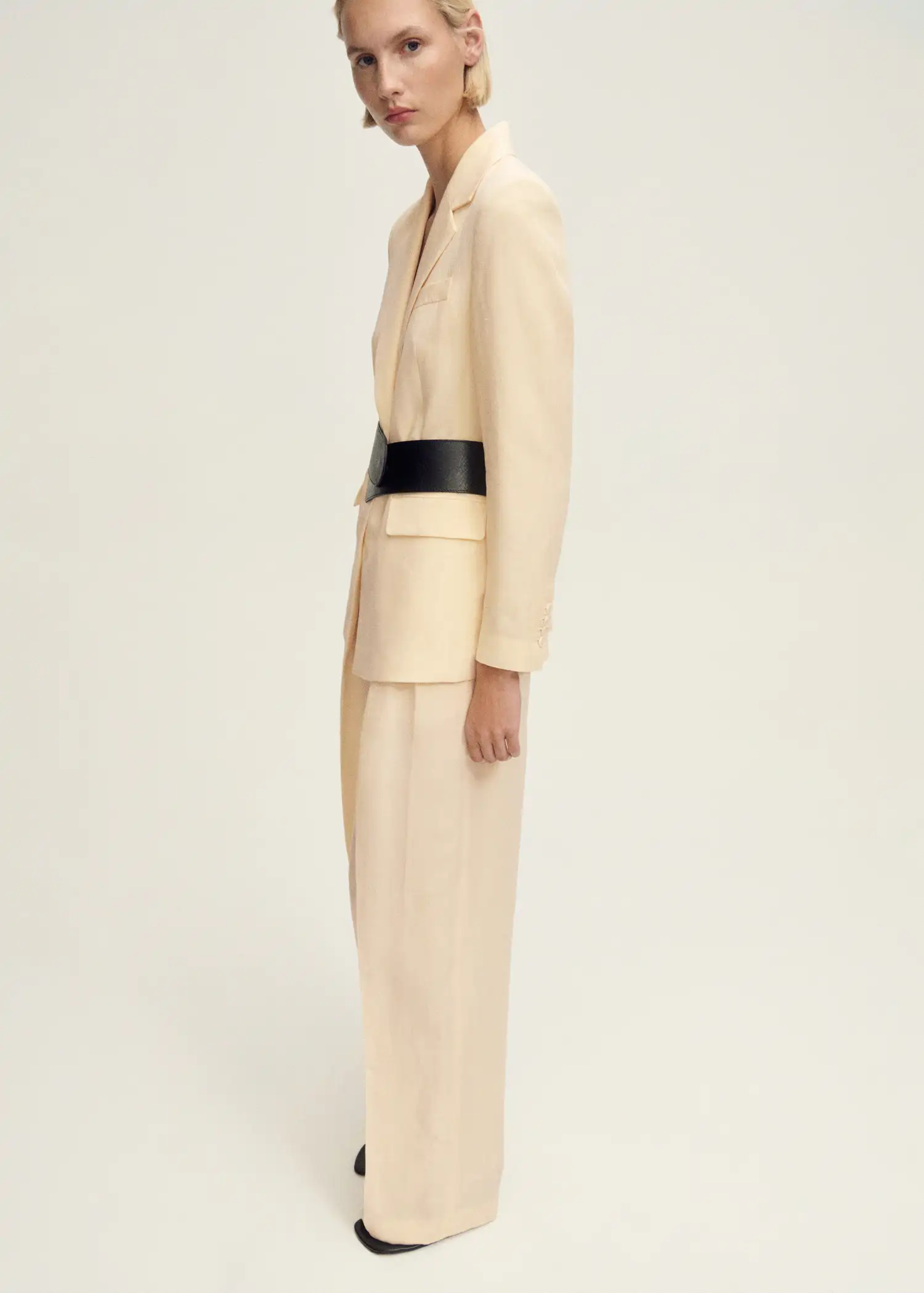 pantalon amarillo mantequilla