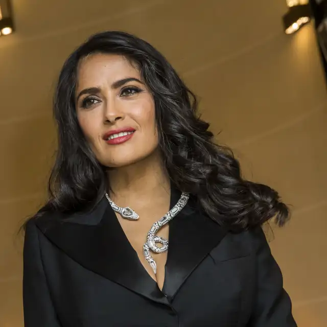Salma Hayek (58 años): "Nunca me limpio la piel por la mañana. Mi abuela me enseñó que por la noche la piel repone todo lo que he perdido durante el día"