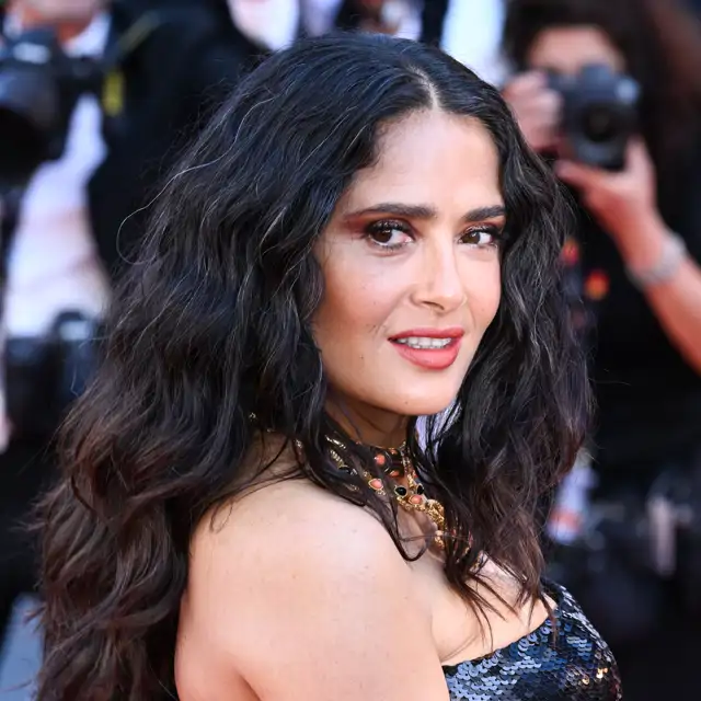 Salma Hayek (58 años): "Mi pelo es muy rizado. Cuando tengo el cabello mal, simplemente me pongo acondicionador en las puntas y lo enjuago con agua sin champú"