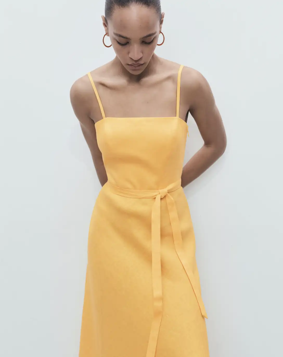 Vestido midi de tirantes finos