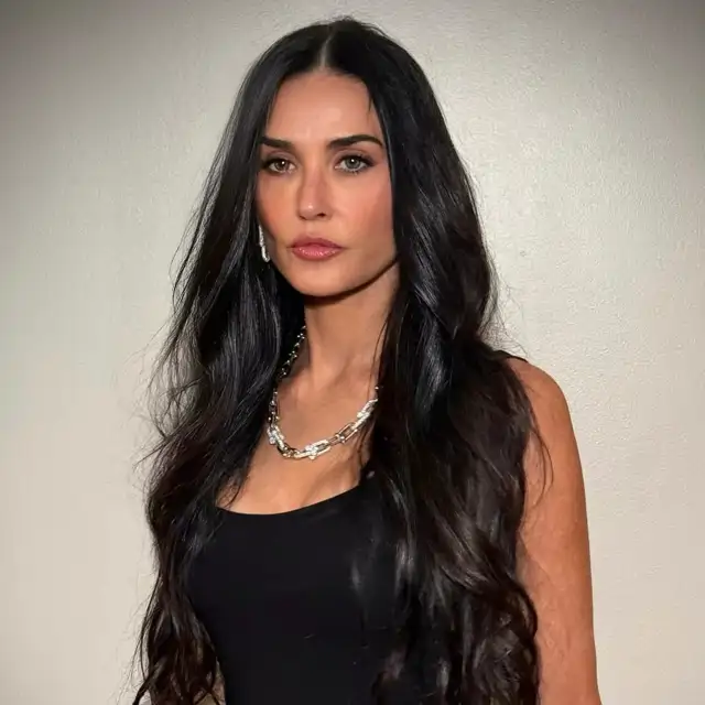 Demi Moore (62 años): "Si no tengo que ir a ningún lado, no aplico calor y no lavo muy a menudo el cabello"