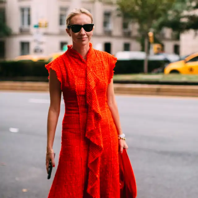 Recién llegados a Mango y ya están triunfando: 3 vestidos midi sin mangas y en color naranja que son elegantes y fresquitos