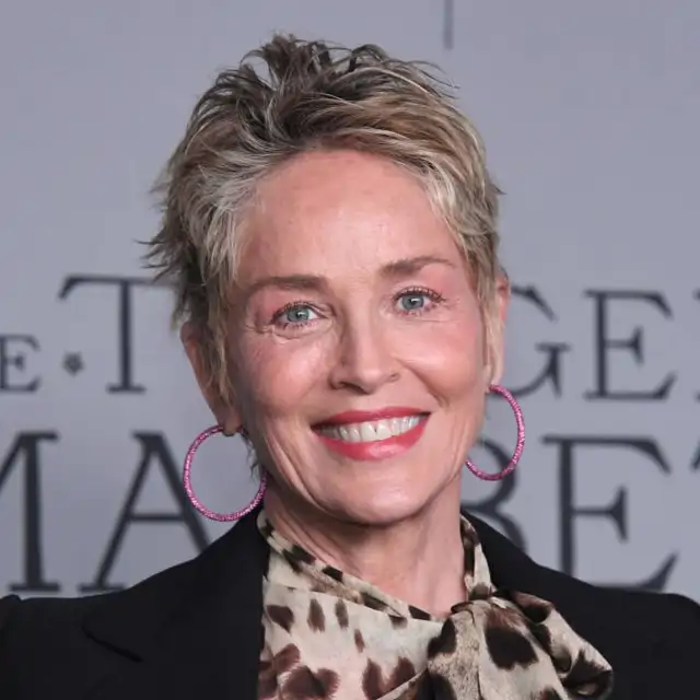 Sharon Stone (67 años): "Cuando tenía 12 años, mi madre una crema y me dijo: «Aplica esto mañana y noche y no te pongas mucho jabón en la cara. Me lo agradecerás»”

