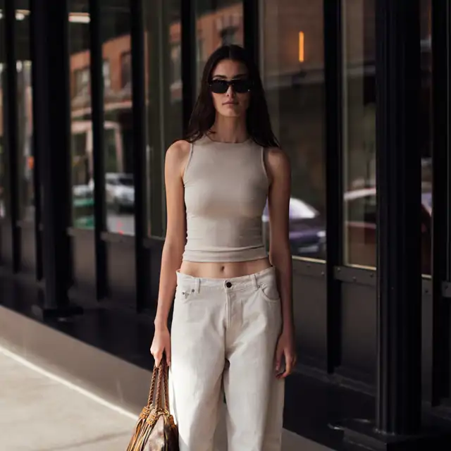 Vaqueros en verano sí, pero así: 5 modelos anchos de Zara en color blanco que están triunfando porque son fresquitos, elegantes y cómodos