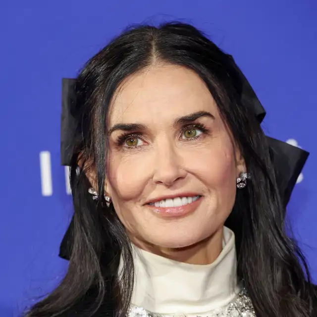Demi Moore (62 años): "Mi madre siempre me enseñó que, sí o sí, hay que lavar, limpiar e hidratar la piel"