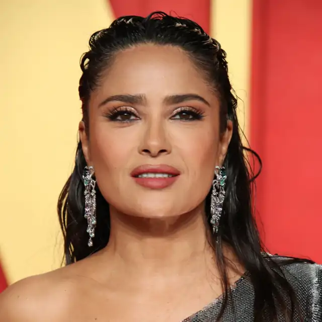 Salma Hayek (58 años): "Mi pelo es muy rizado. Cuando tengo el cabello mal, simplemente aplico acondicionador en las puntas y lo enjuago con agua sin champú"