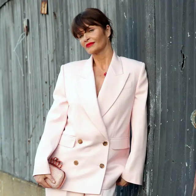 Helena Christensen (56 años): “Mi imprescindible de maquillaje siempre ha sido un labial rojo: lo uso como colorete o sombra y después añado vaselina para elevar el look”