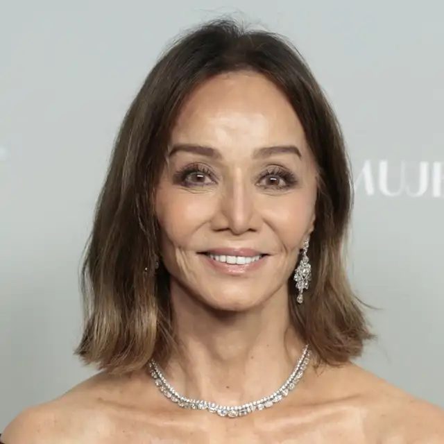 Isabel Preysler, (74 años): “Mi truco para que no se me hinchen los ojos es tomar agua de Jamaica. Es un diurético, como una infusión”