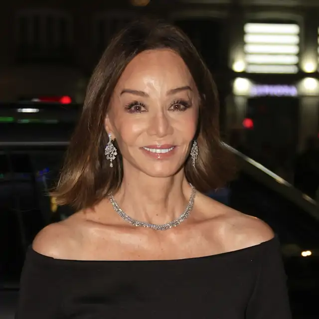 Isabel Preysler (74 años): “Empecé desde muy joven a cuidar mi piel para mantenerla luminosa, hidratada y firme lo máximo posible. Es más fácil mantener la estructura que revertir un tejido caído.”