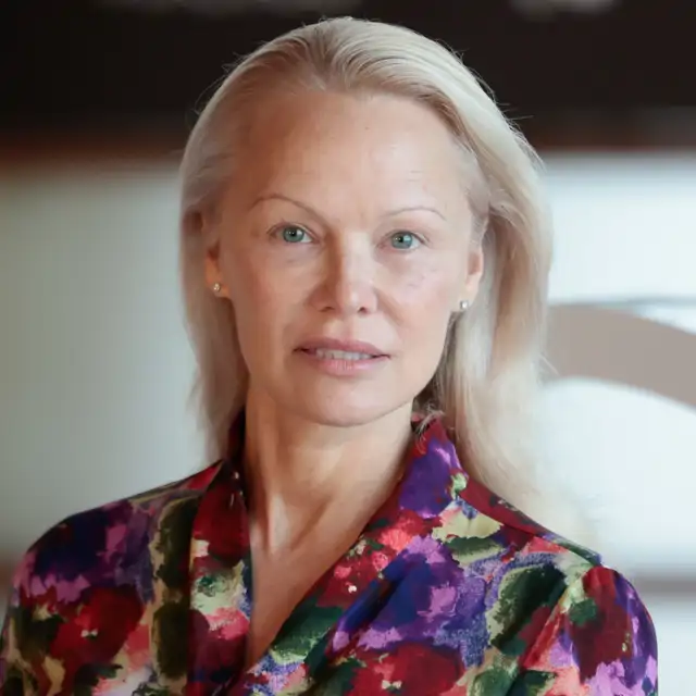 Pamela Anderson (57 años): "La hidratación es el mejor truco antiedad. Uso un spray de agua de rosas que es el tónico y estimulante perfecto. Guardo el mío en la nevera y lo uso cada vez que abro la puerta"