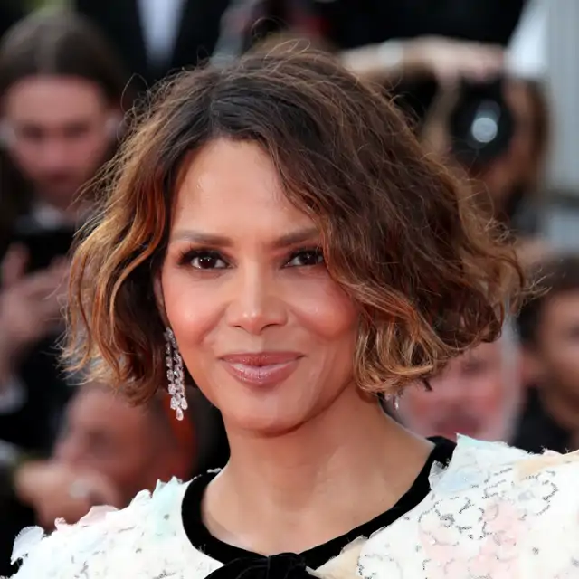 Halle Berry (58 años): “Dejé de desayunar hace más de 20 años. He aprendido a escuchar mi cuerpo y no seguir la creencias convencionales como que el desayuno es la comida más importante”