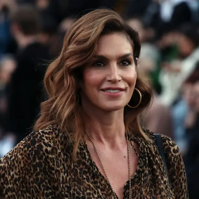Cindy Crawford (59 años): “Una de las lecciones que le he dado a mi hija Kaia es que no se sobredepile las cejas, se arrepentirá después”