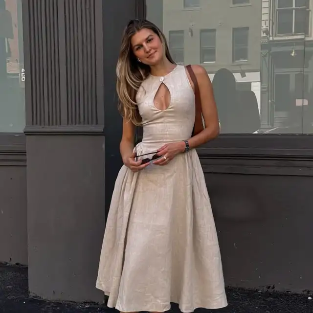 Adiós, colores vitamina: en verano, las pijitas llevarán estos vestidos nude de Stradivarius que son mucho más elegantes y resaltan el bronceado