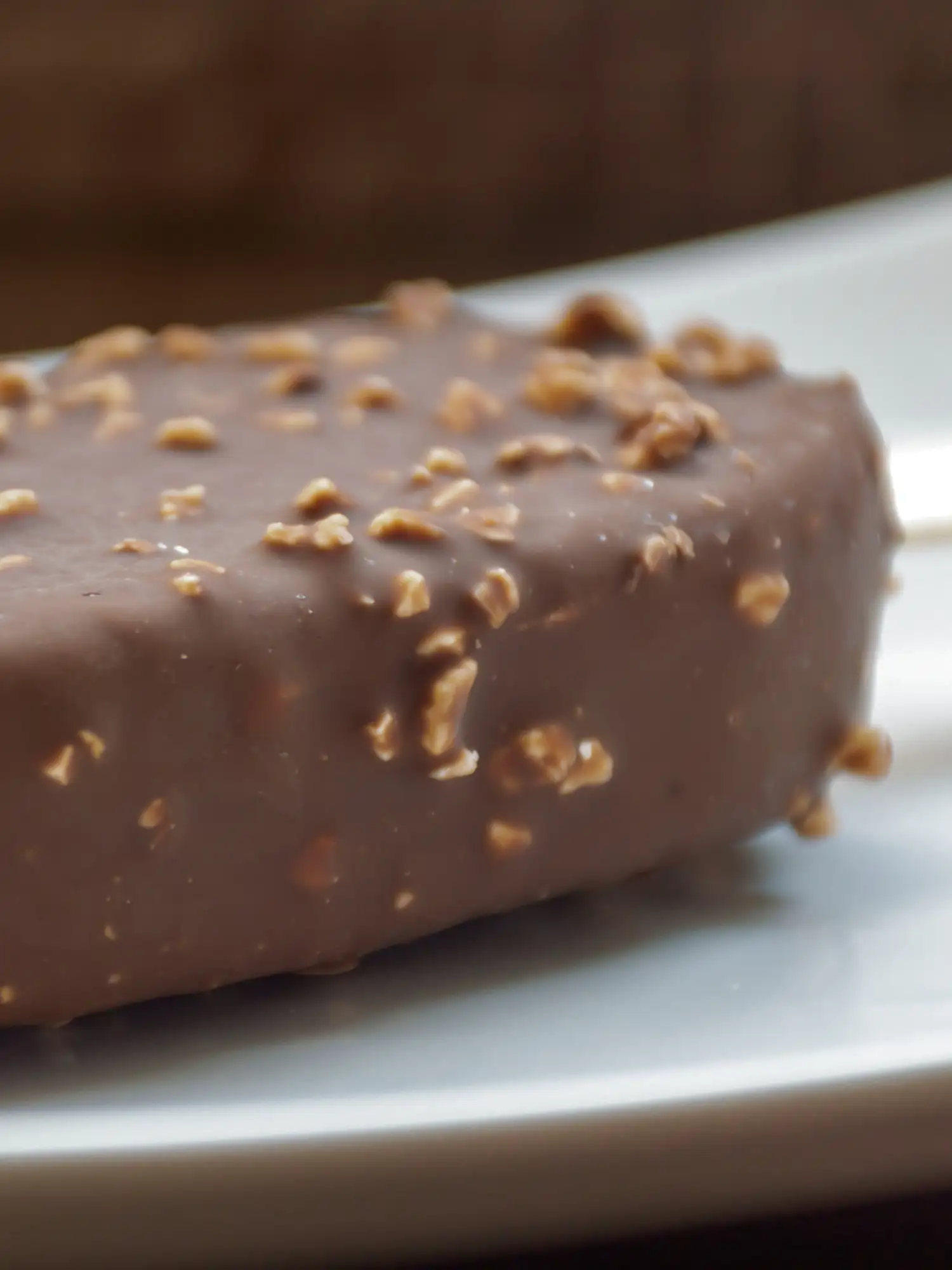 Helado almendrado con chocolate negro