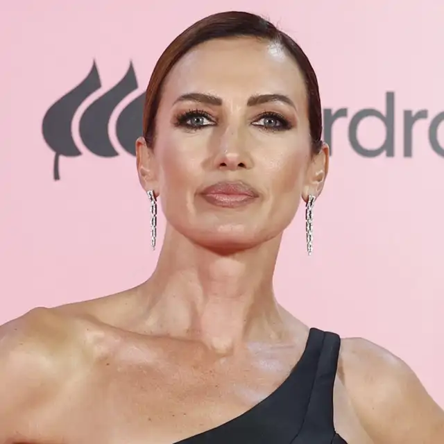 Nieves Álvarez (51 años): "En la parte de la frente, que se acumulan muchas arrugas de la tensión del día, hago un pequeño masaje marcando las facciones "