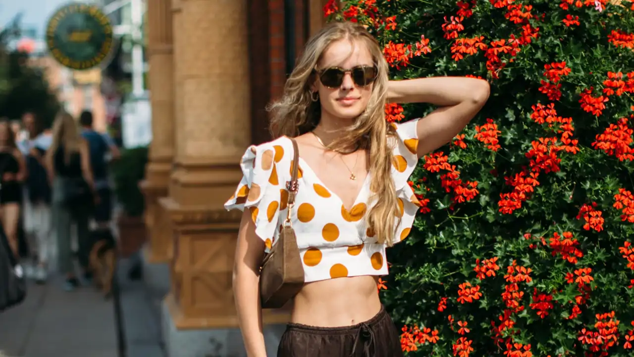 Última novedad en Mango: el top de punto más bonito de todo el verano es fresquito, resalta el bronceado y cuesta menos de 30 euros