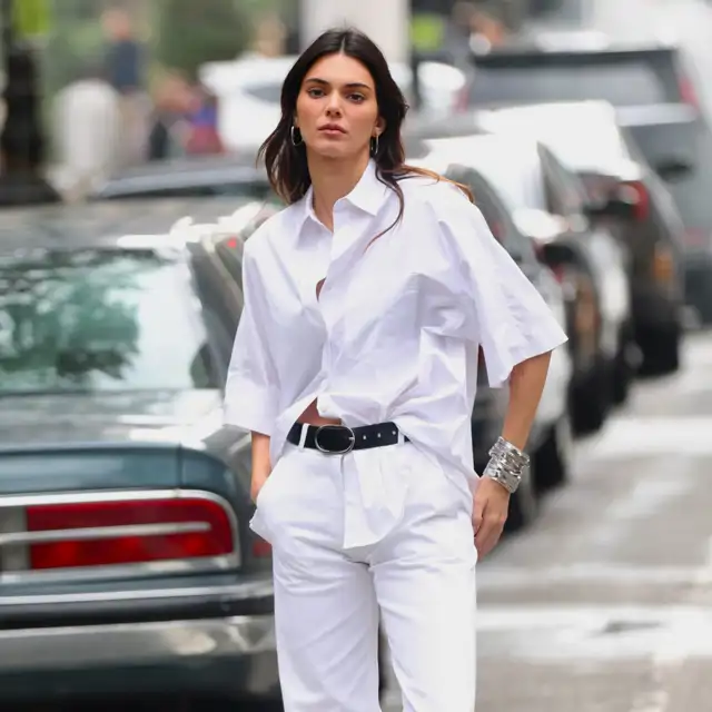 Básicos elegantes 'oversize' que no pueden faltar en tu armario: de una camisa blanca a una blusa en tendencia (VÍDEO)