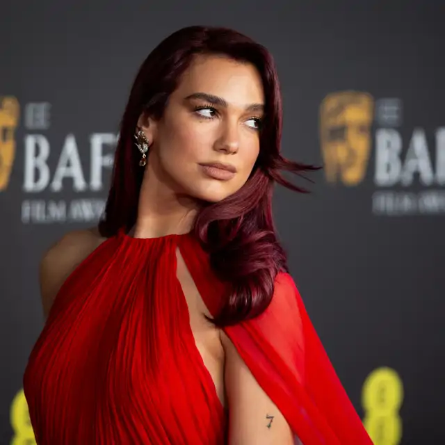 Katie Jane Hughes, maquilladora de Dua Lipa, sobre cómo conseguir un maquillaje con efecto lifting que quite años: “No hagas esto”
