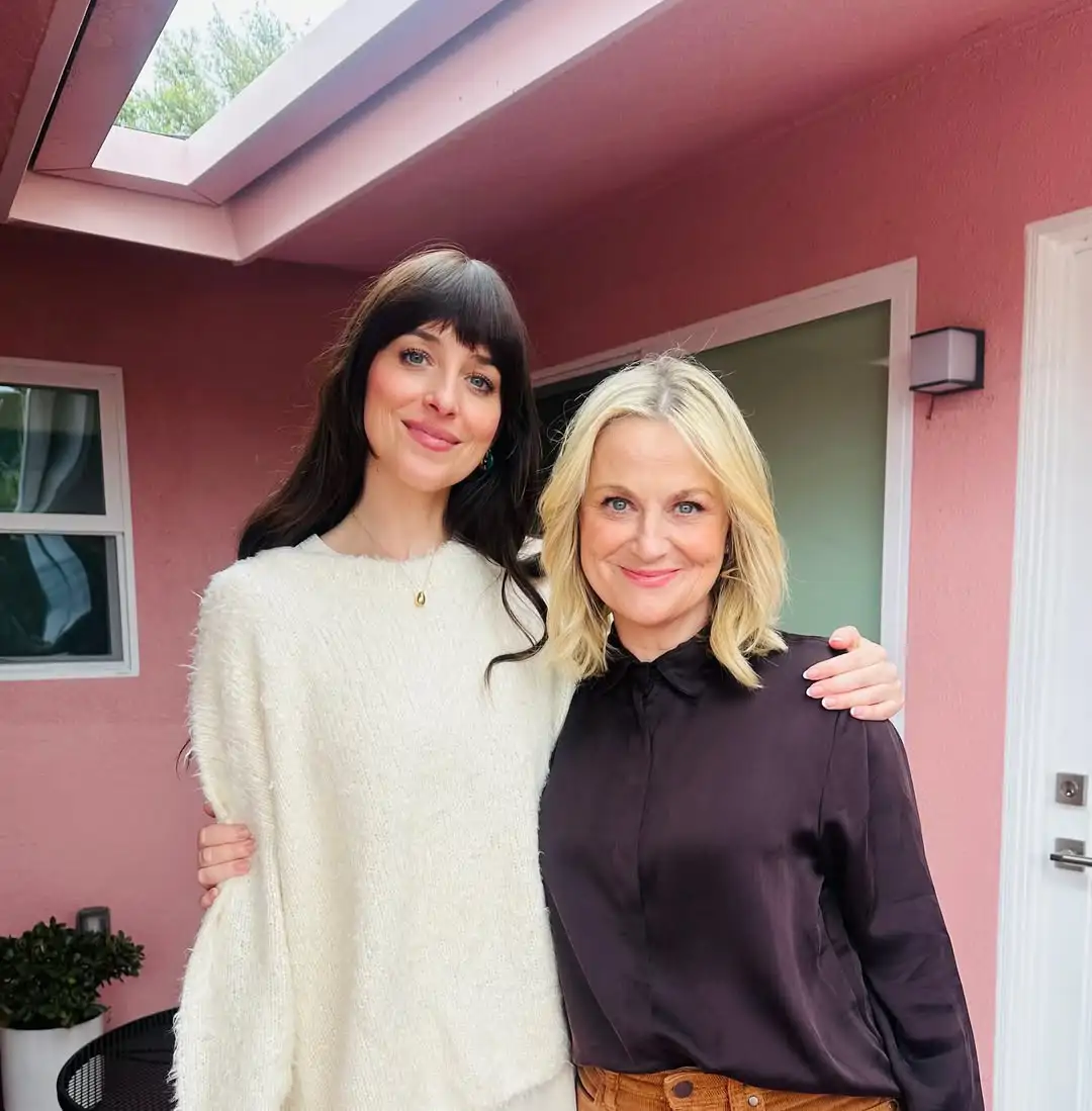Dakota Johnson y Amy Poehler