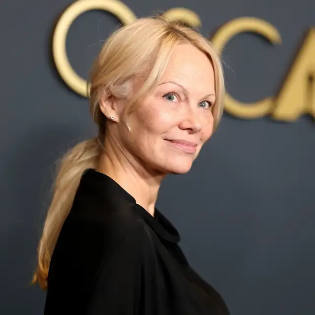 Pamela Anderson (57 años): “El aceite de coco es realmente bueno para la piel, para el cabello, para todo… de adentro hacia afuera”