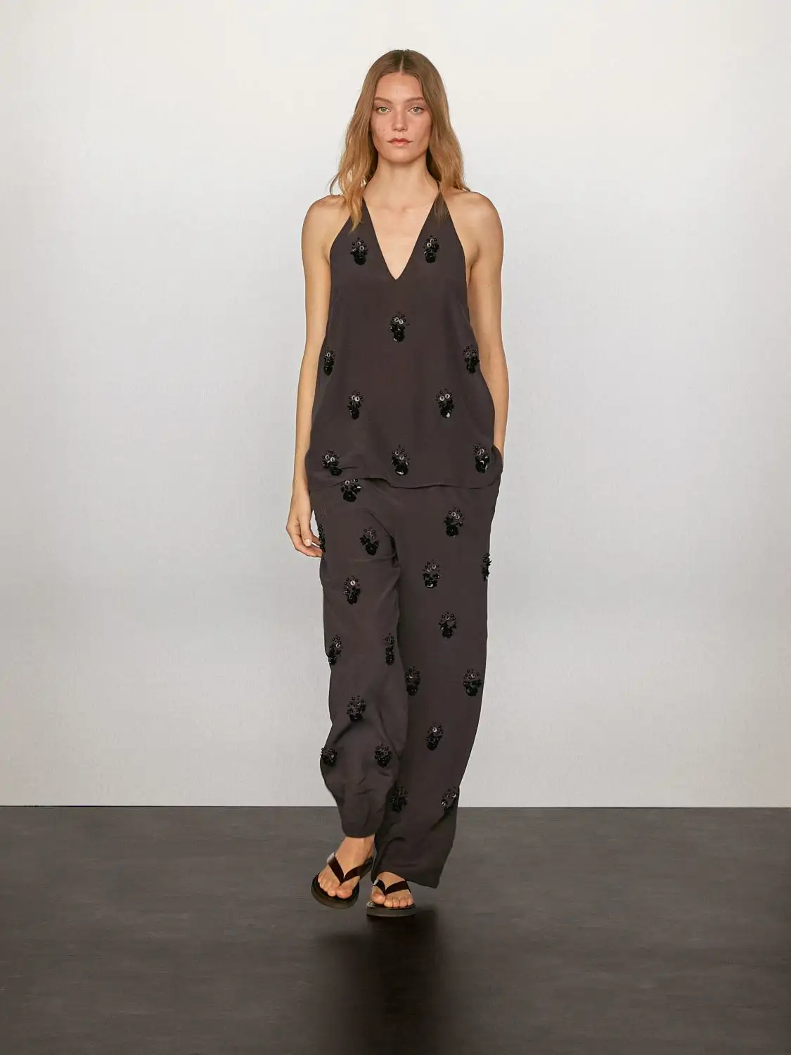 PANTALÓN FLUIDO APLIQUES FLOR