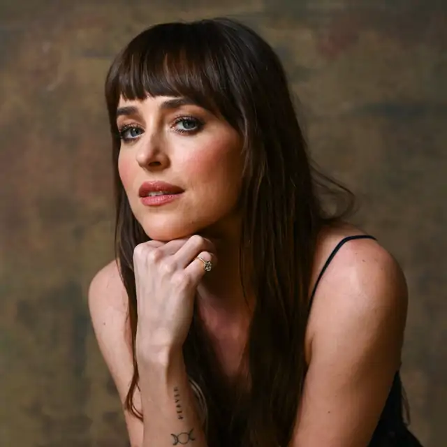 Mark Townsend, estilista de Dakota Johnson: “Adora llevar el cabello muy limpio, así que mi reto es hacerlo parecer un poco más vivido. Busco que parezca del segundo día después del lavado”