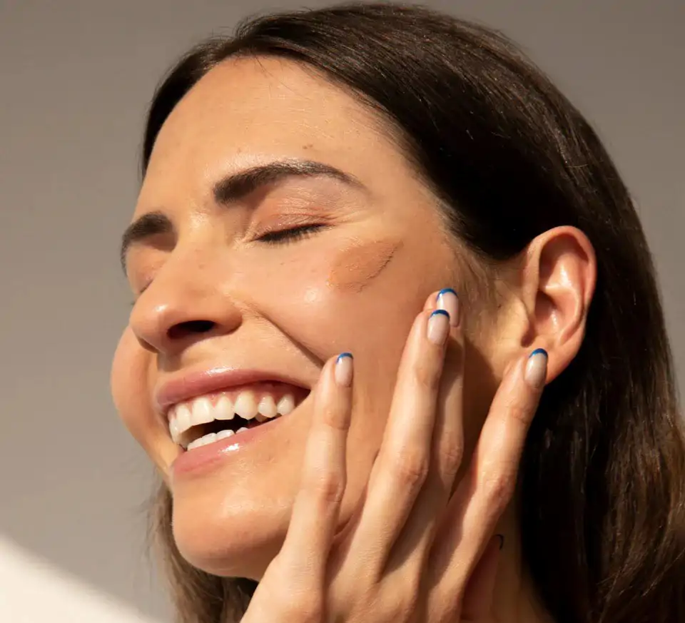 Mujer con crema solar