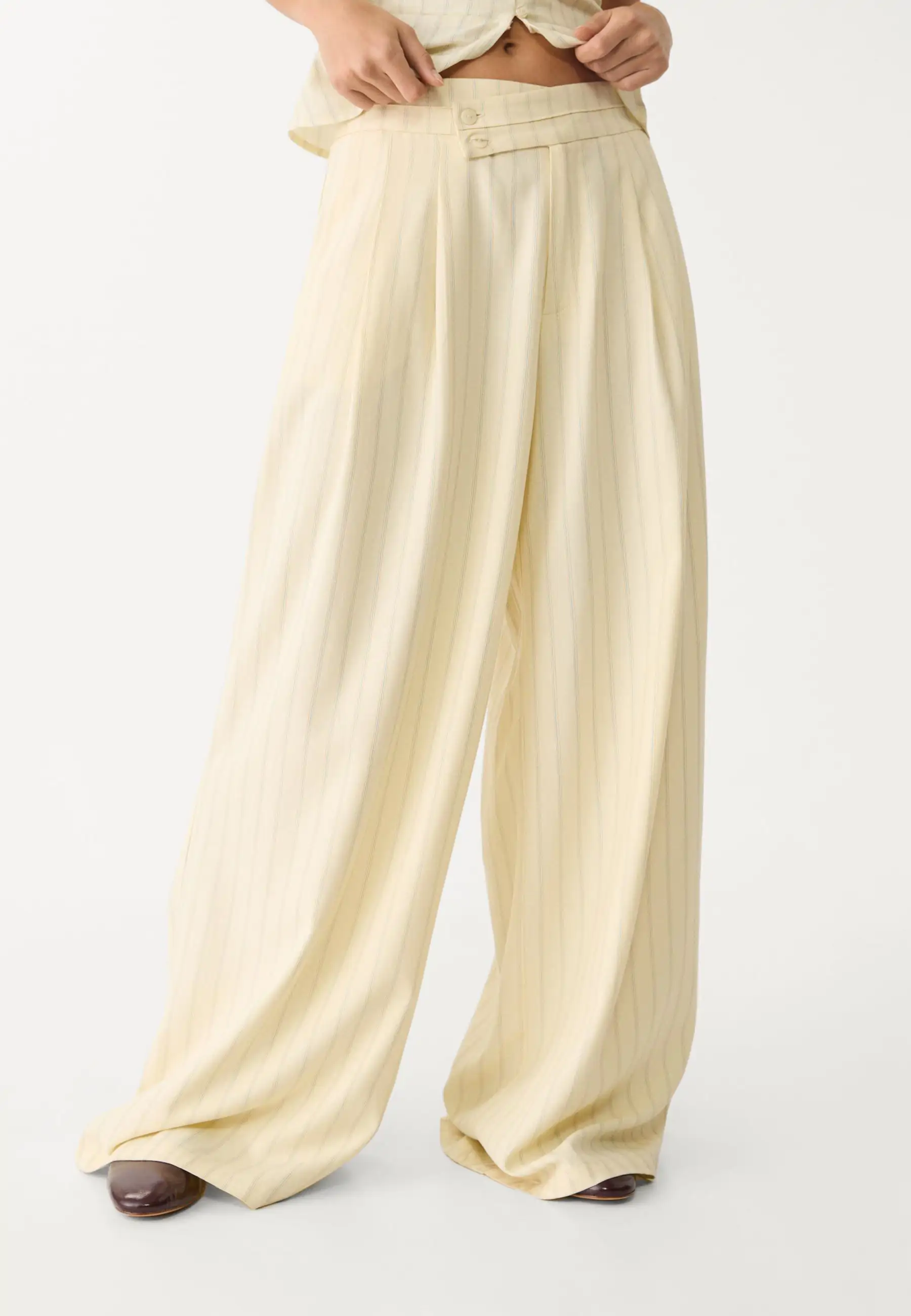Pantalón amarillo mantequilla