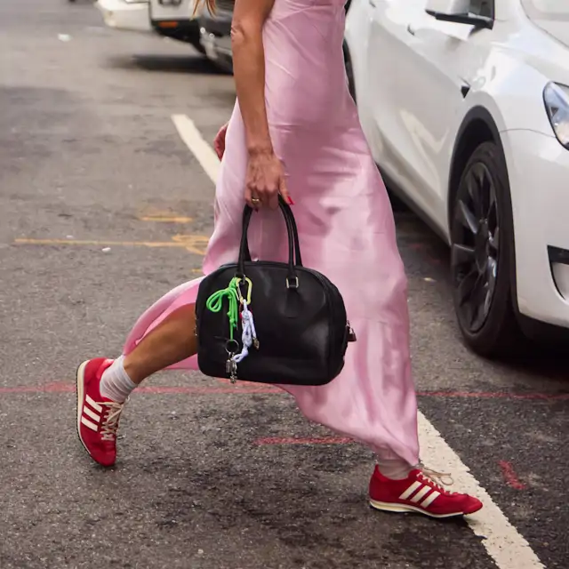 Tus zapatillas son tendencia este verano si son de alguno de estos 8 colores (VÍDEO)