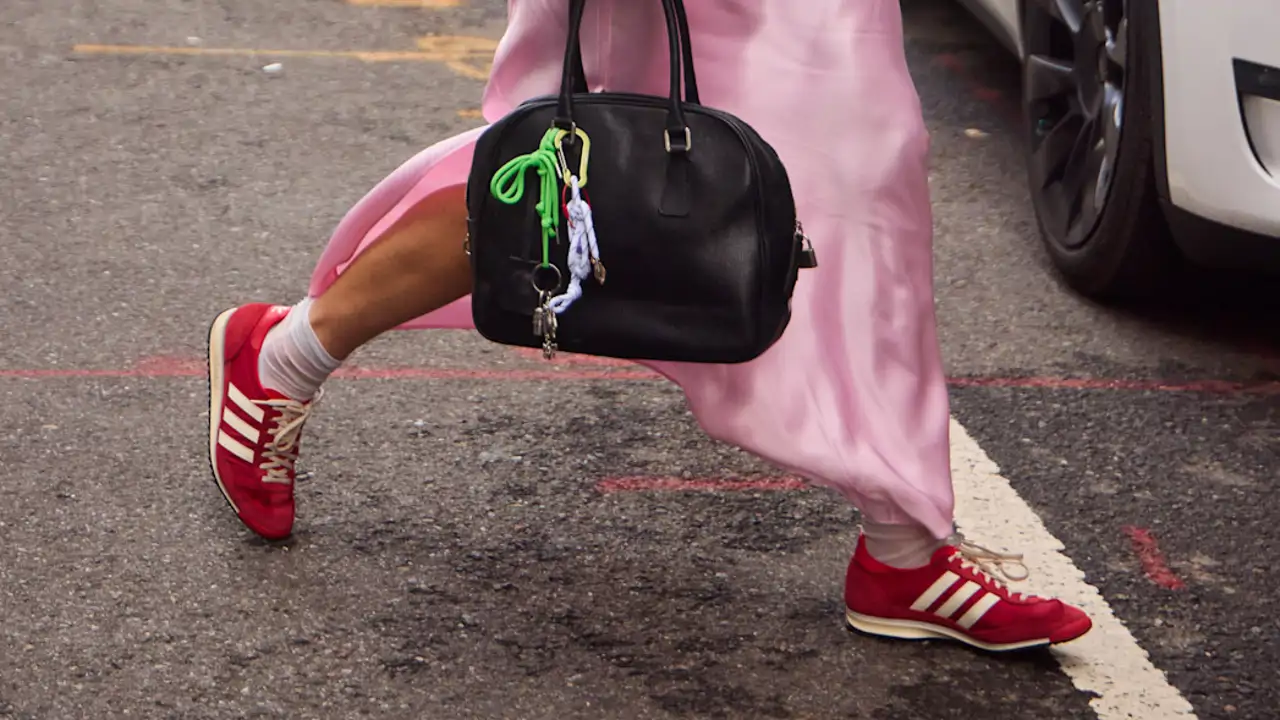 Tus zapatillas son tendencia este verano si son de alguno de estos 8 colores (VÍDEO)