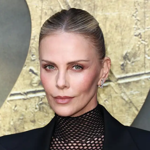 Charlize Theron (49 años): "Me encanta ir al gimnasio por la mañana, es cuando tengo más energía. Me motiva mucho y es como la mejor cafeína del mundo"