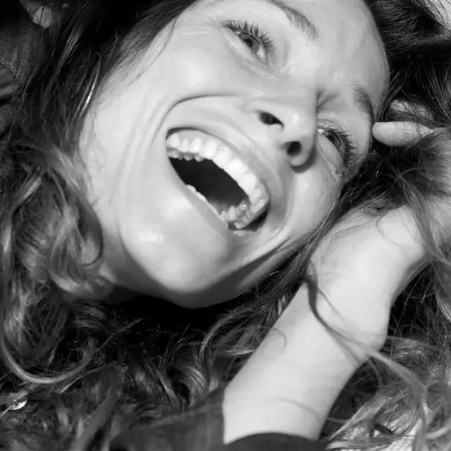 ¿Eres una persona feliz? La respuesta es sí si tienes alguna de estas 10 cualidades (VÍDEO)