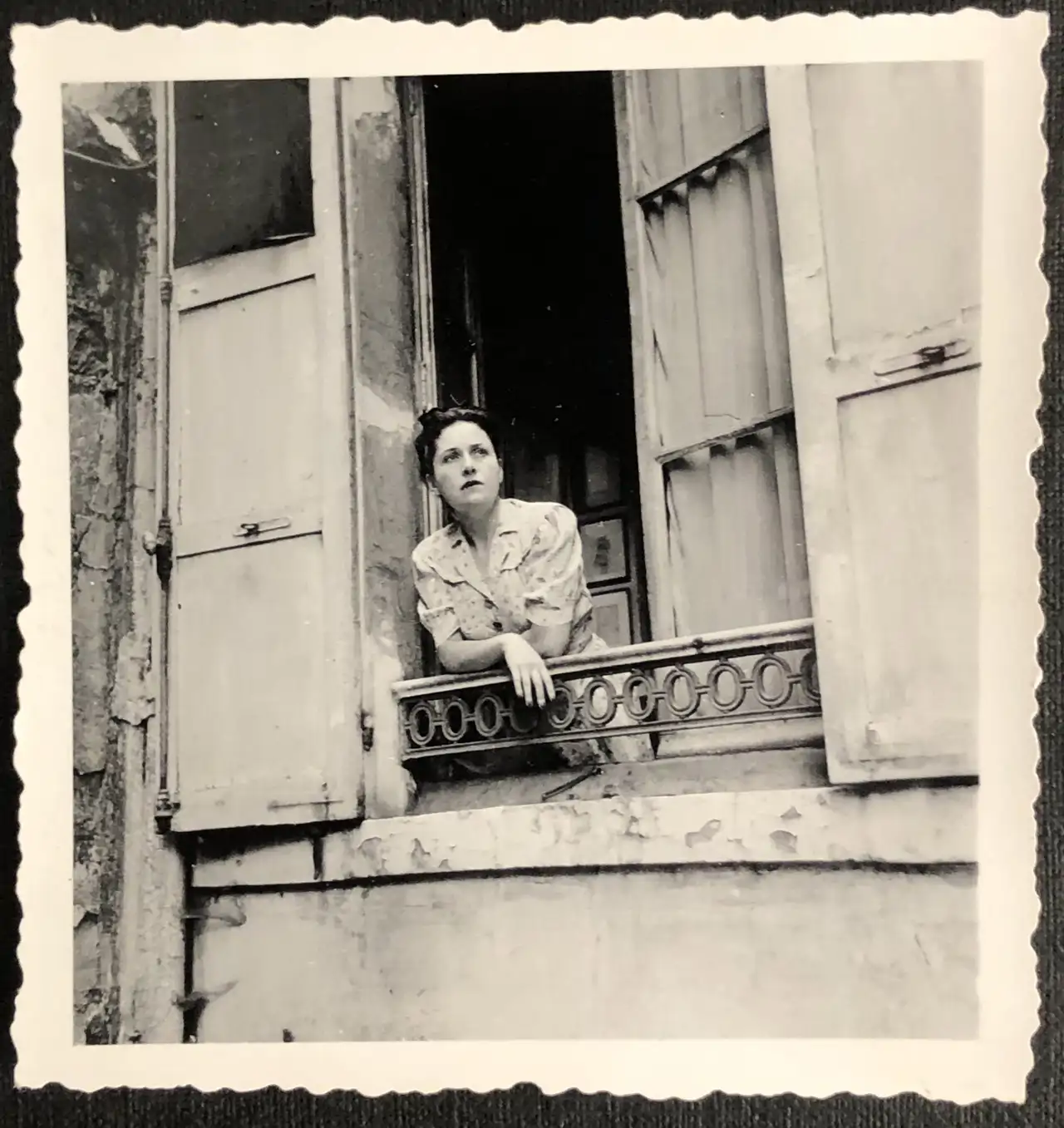 Dora Maar. Dora Maar looking out of studio, 1937 Gelatin silver print Vintage Cortesía Throckmorton Fine Art Vegap