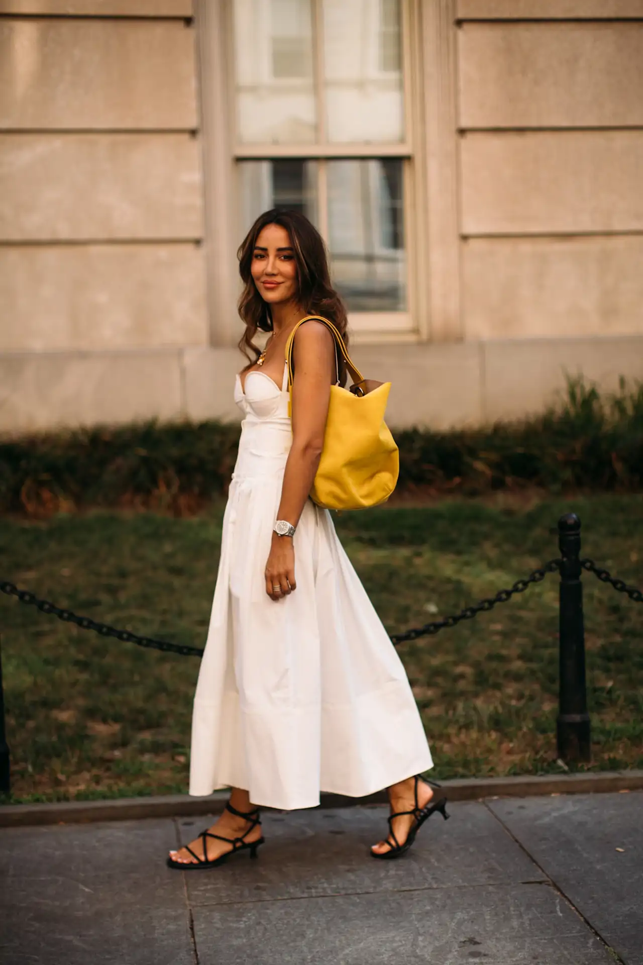 Chica con vestido veraniego blanco.
