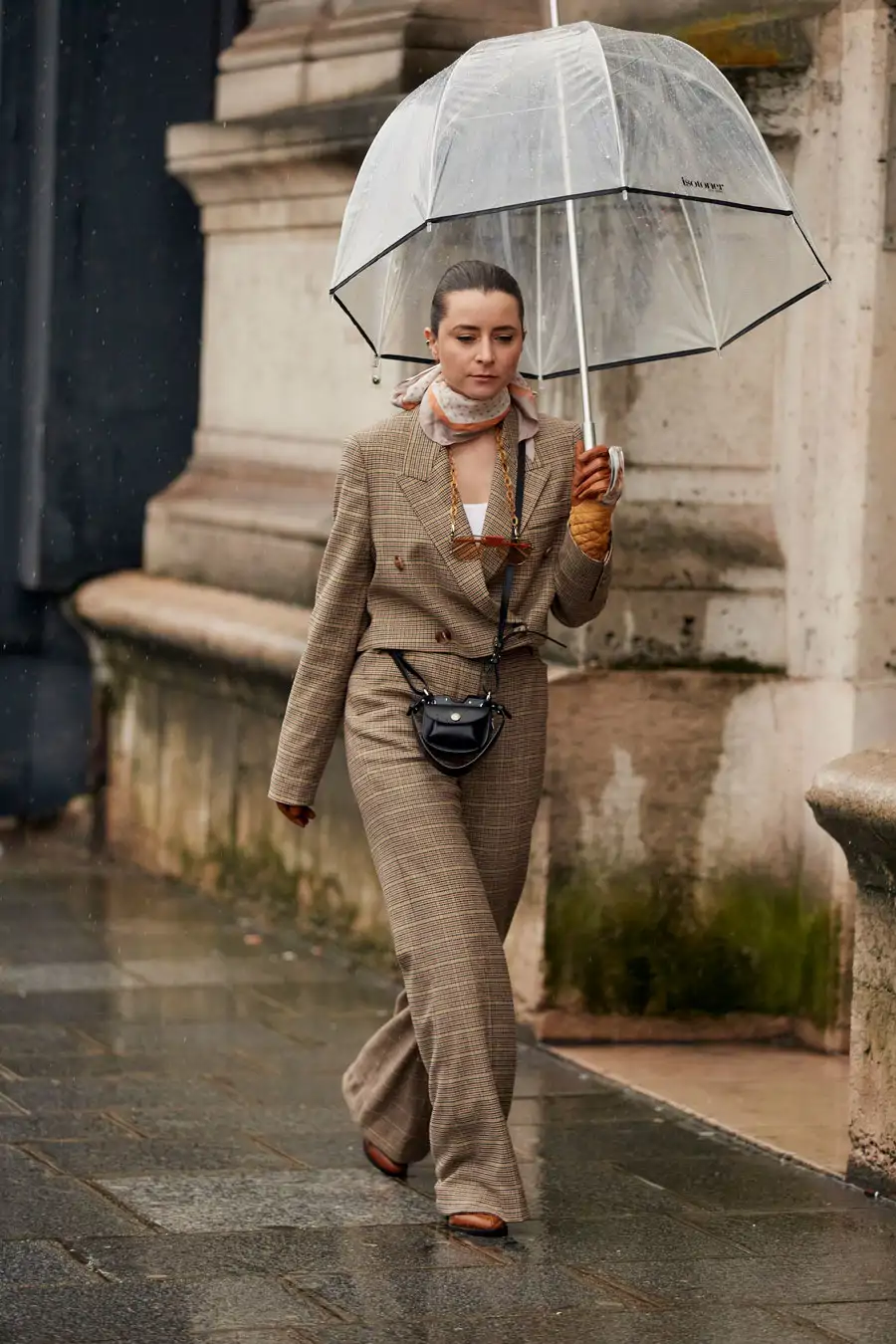 mejores-looks-para-lluvia-traje