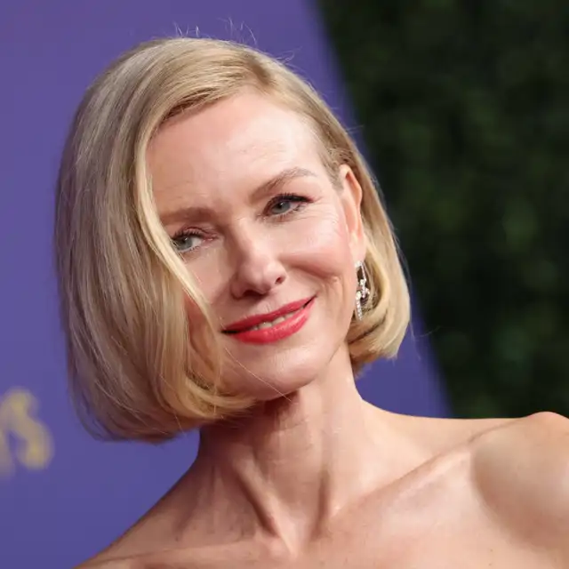 Naomi Watts (56 años): "La mayor parte del ejercicio que hago es entrenamiento de fuerza. Todavía me gusta el yoga, pero sobre todo levanto pesas"