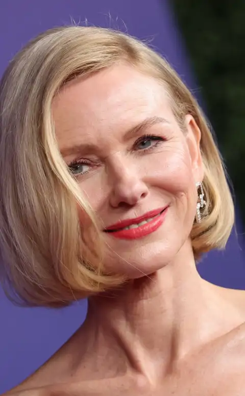 Naomi Watts (56 años): "La mayor parte del ejercicio que hago es entrenamiento de fuerza. Todavía me gusta el yoga, pero sobre todo levanto pesas"