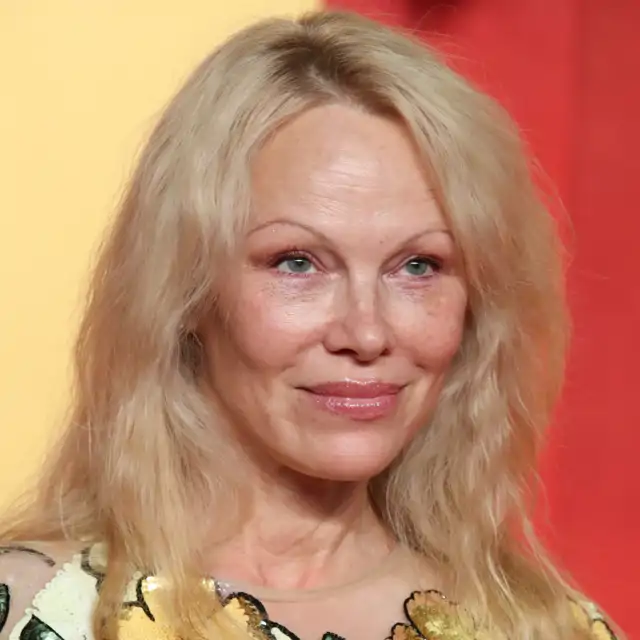 Pamela Anderson (57 años):  "No me da miedo hacerme mayor. Miro a mis amigas y son preciosas, igual que mi madre y mi tía"