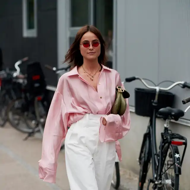 10 pantalones blancos rebajados de Zara que sientan como un guante y potencian el bronceado: para lucir con sandalias y capazo