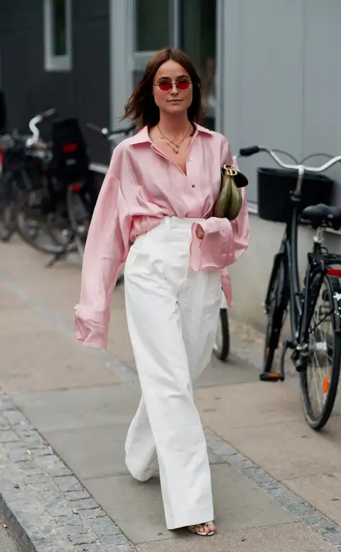 10 pantalones blancos rebajados de Zara que sientan como un guante y potencian el bronceado: para lucir con sandalias y capazo