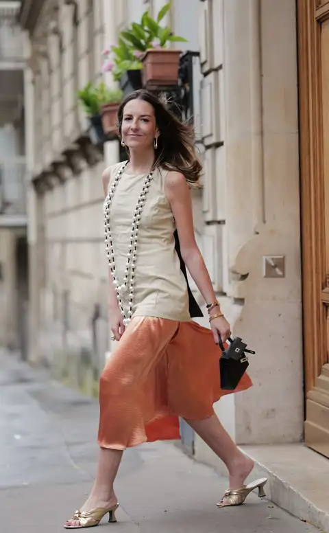 10 vestidos de Zara bonitos y fresquitos rebajados a menos de 15 euros que agotarán las más elegantes 