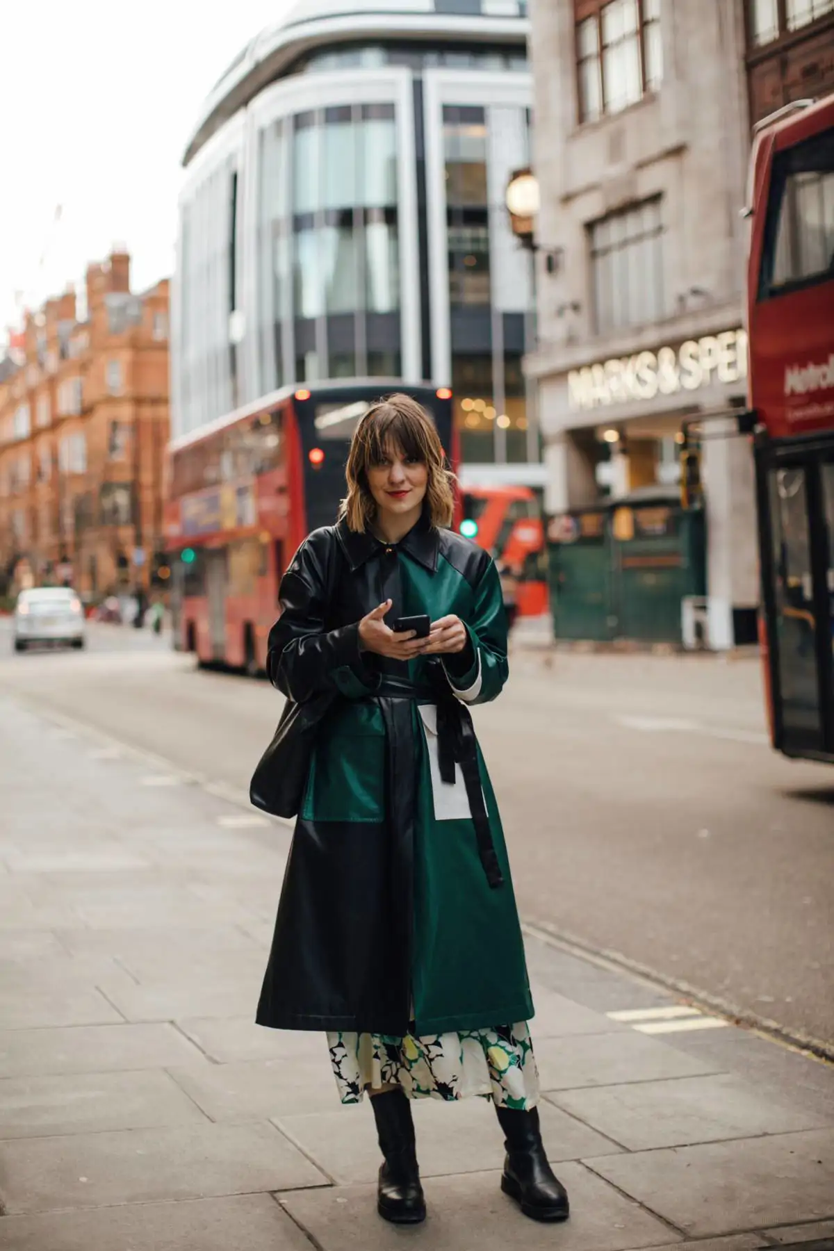 Vestidos Floreados Vestidos Largos Con Botas Militares Vestidos De Flores Y Botas: Los Años 70 Inundan El Creamos Cinco  Looks Ideales Inspirados En El Street Style