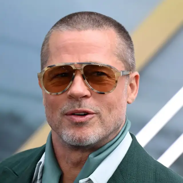 Brad Pitt, (61 años): "Gwyneth Paltrow fue la primera que consiguió que me lavara la cara dos veces al día.Tengo una rutina de cuidado de la piel muy simple, pero soy meticuloso”