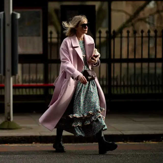 Cómo llevar botas militares con vestidos: 10 looks elegantes y versátiles que sientan bien a todas las edades