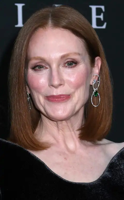 Julianne Moore (64 años): “Mi secreto de belleza más valioso es aplicarme protector solar de farmacia todos los días del año” 