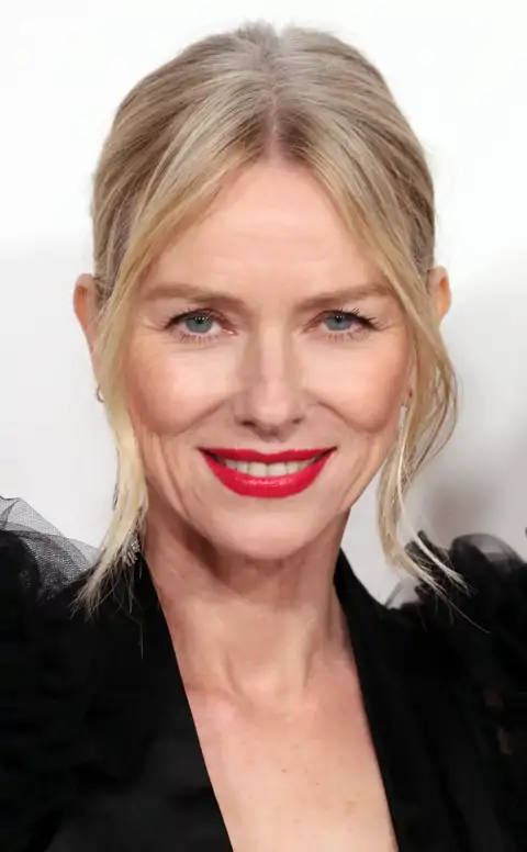 Naomi Watts (56 años): "Cuando vuelvo a casa, uso una leche limpiadora para quitar el maquillaje y luego uso un gel espumoso"