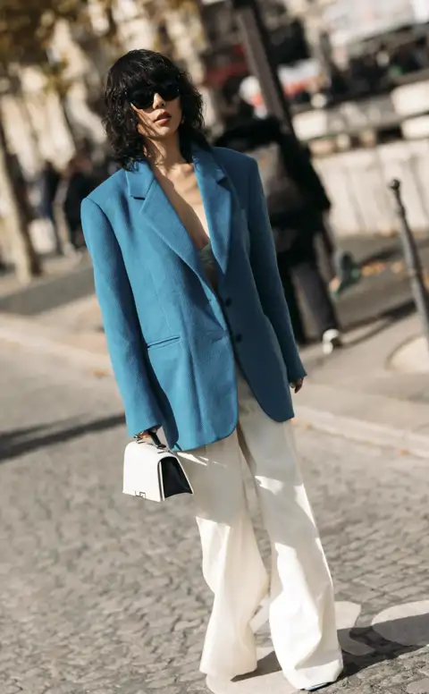 10 pantalones blancos elegantes de Zara que disimulan barriguita y son perfectos para un look elegante este otoño-invierno