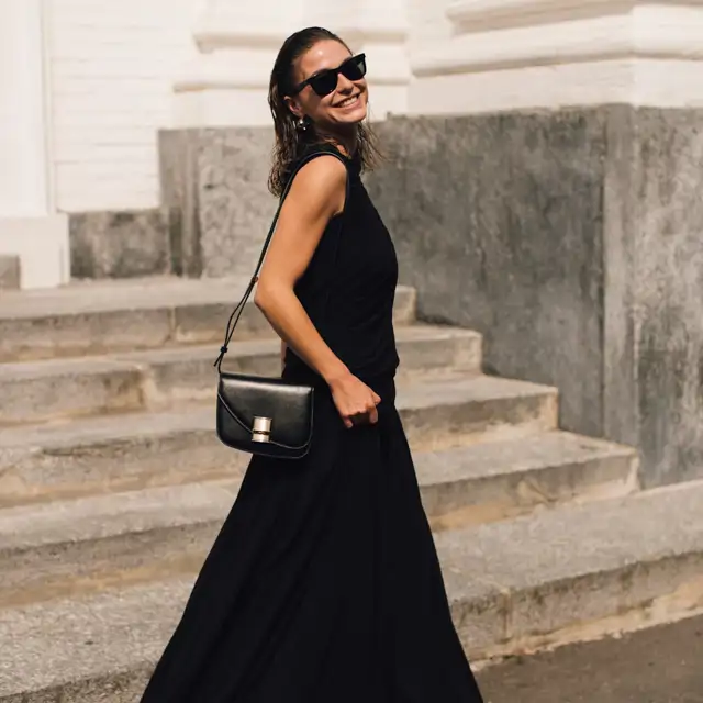 Si tuviera que levar un único vestido durante todo el verano sería de escote halter: 10 modelos de Zara elegantes y efecto tipazo